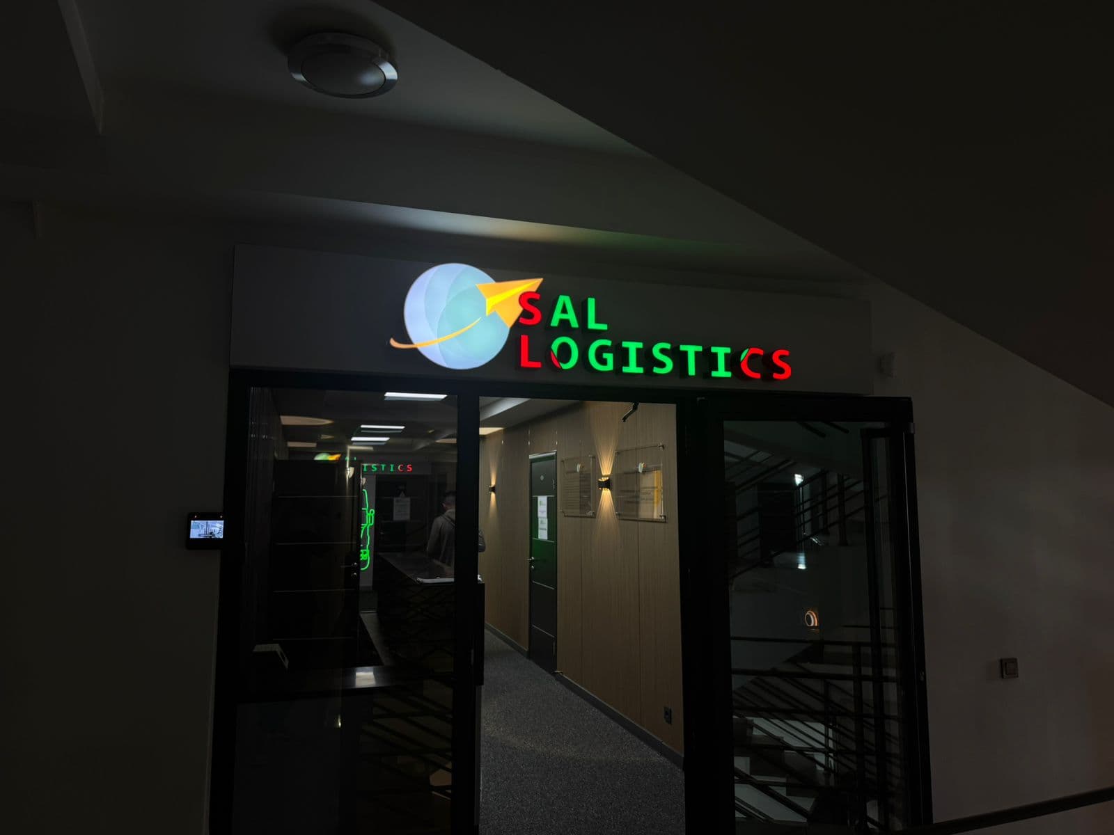 Sal Logistics — готовая вывеска в Алматы